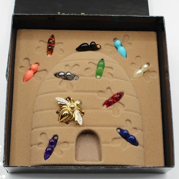 Vintage Joan Rivers bee brooch set - Picture 5 of 7